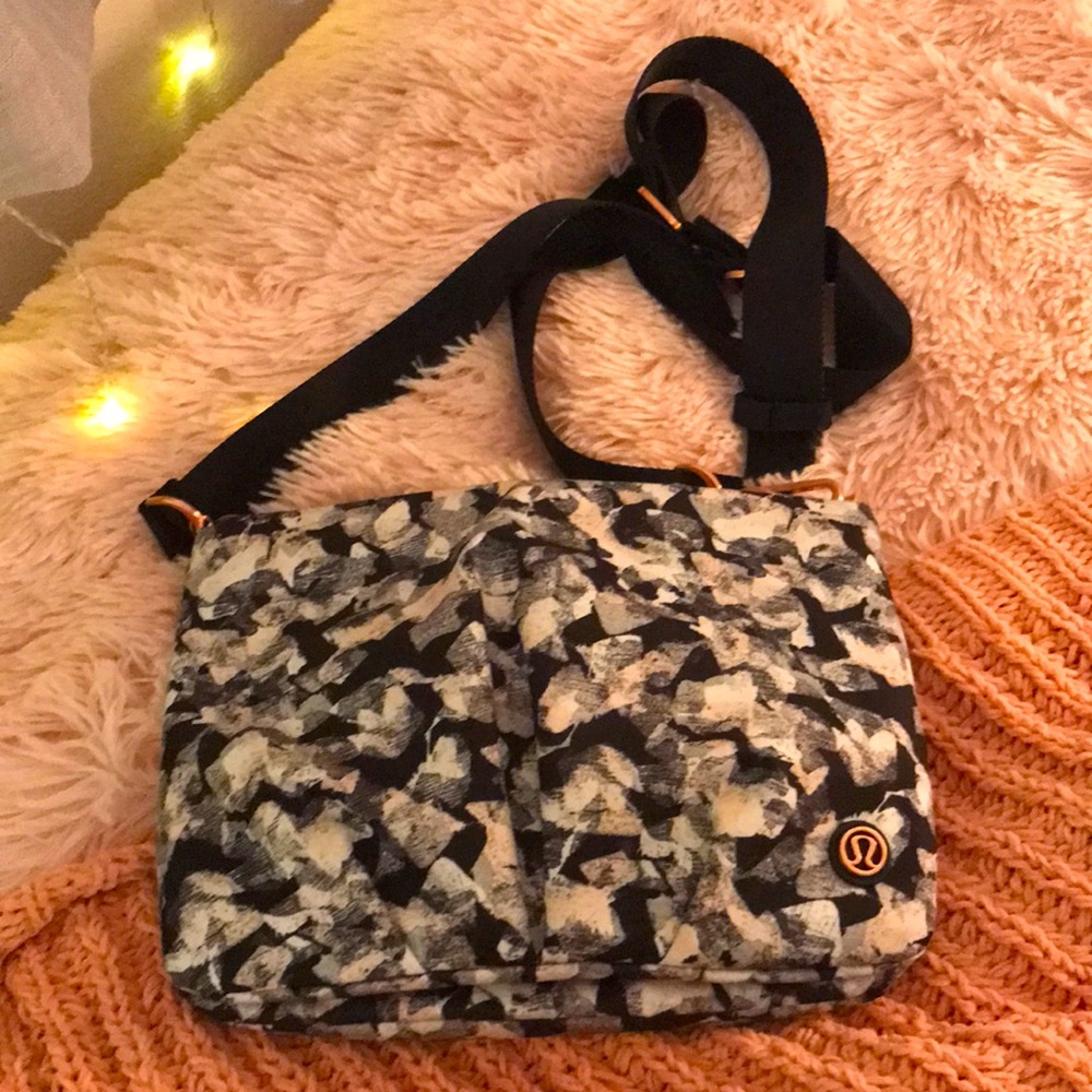 Lululemon Hip To Be Free Crossbody Mystic Jungle
